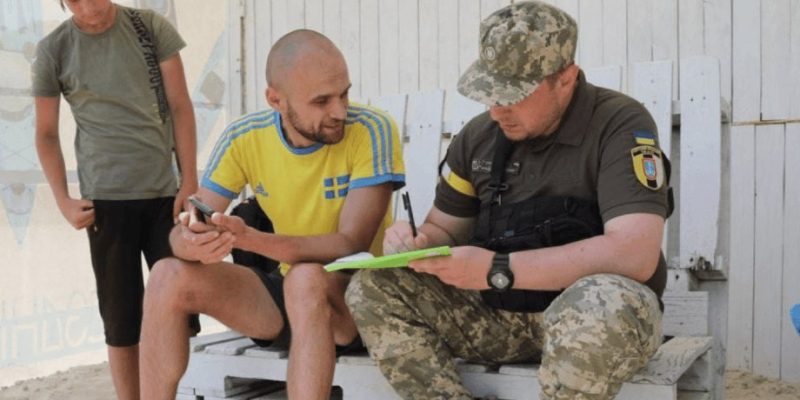 Які документи повинні бути у співробітників ТЦК при врученні повісток?