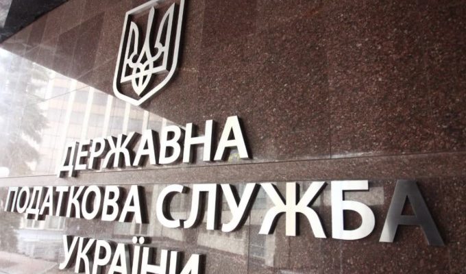 Податкова шукає тих, хто приймає багато переказів на свій рахунок 