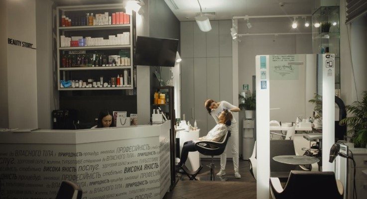 Крісло для майстра: комфорт і стиль для професійного салону