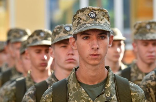 Чоловікам віком 18-22 дозволили виїзд за кордон 