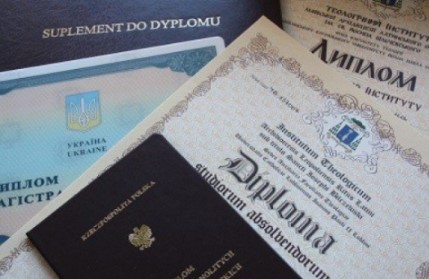 Апостиль чи нострифікація диплому: як підтвердити свою освіту за кордоном?
