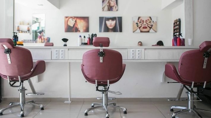 Кресло для стрижки: как выбрать основу комфортного рабочего места