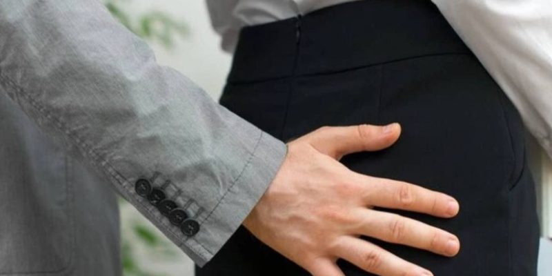 Жіночі сідниці можно мацати, – постанова суду 