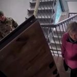 Повістки розносять по квартирам українців  жінки у цивільному