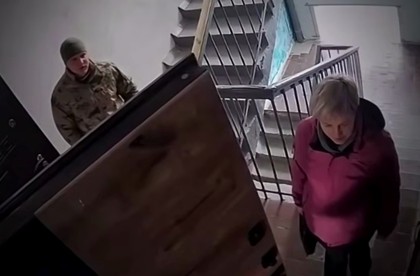 Повістки розносять по квартирам українців  жінки у цивільному 