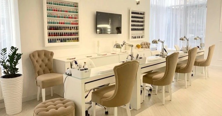 Качественный маникюрный стол как опора сервиса и дохода