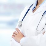 У Польщі масово звільняють лікарів з України