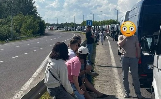 Великі черги на «Краківці» та обмеження на «Шегині–Медика» ускладнили перетин кордону 