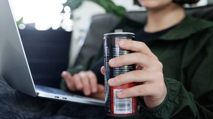В Україні пропонують заборонити продаж енергетиків до 18 років 