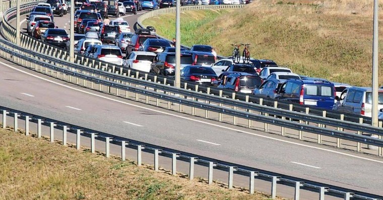Масовий виїзд із Криму: дефіцит пального та атаки дронів посилили напругу 