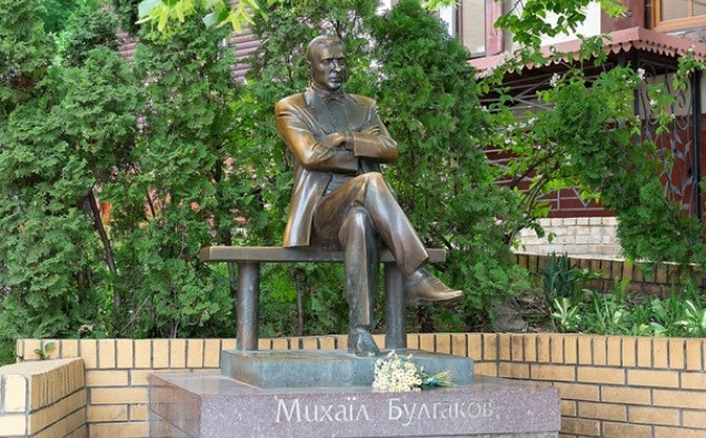 У Києві демонтували пам’ятник Михайлу Булгакову 