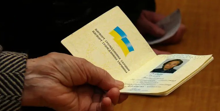 Кому потрібно міняти паспорт-книжечку на ID-картку у 2026 році