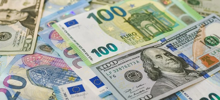 Валютний ринок відреагував на можливу зміну уряду: долар і євро зросли 