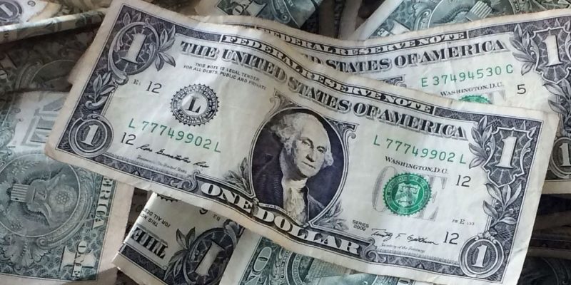 Старі долари не приймають: що робити та коли відмова незаконна 