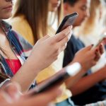 Телефони на уроках можуть заборонити: законопроєкт доопрацюють
