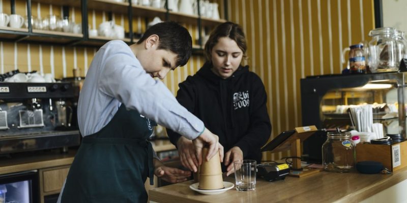 Працівникам до 18 років гарантують повну зарплату: що передбачає закон 