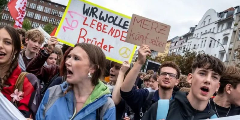 Школярі в Німеччині вийшли на протест проти призову до армії