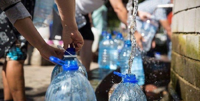 Українцям радять зробити запас води через загрозу ударів РФ 