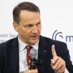 Сікорський заявив, що Європа може знищити половину НПЗ РФ