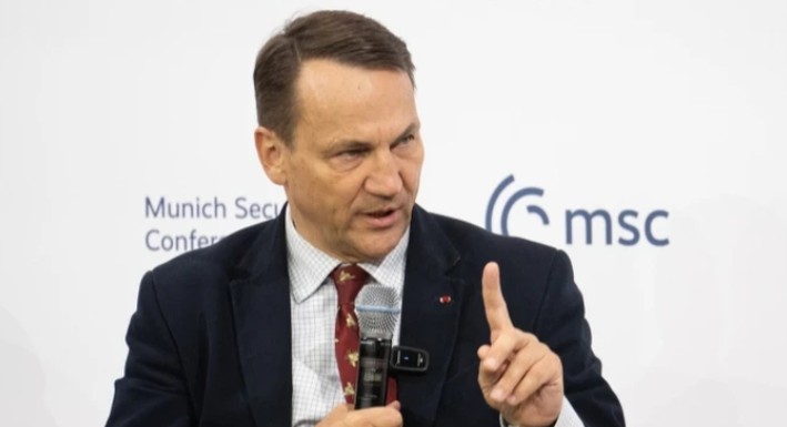 Сікорський заявив, що Європа може знищити половину НПЗ РФ