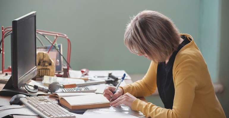 В Україні критично бракує вчителів фізики, хімії та математики 