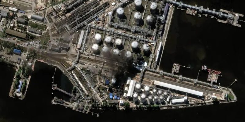 Масована атака на Санкт-Петербург: горить нафтотермінал, перебої зі світлом і закритий аеропорт 