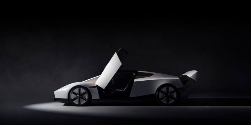 Новий Tesla Roadster виконав переворот у повітрі під час презентації 
