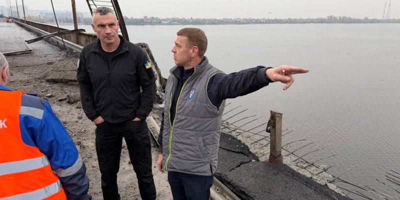 Південний міст у Києві перекрили після ракетної атаки 