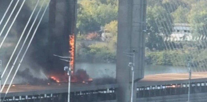 Дрони влучили в Південний міст у Києві: рух зупинили 